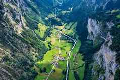 全景视图田园山风景阿尔卑斯山脉新鲜的绿色梅多斯布鲁姆美丽的阳光明媚的一天夏天瑞士田园山景观阿尔卑斯山脉梅多斯夏天