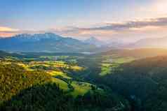 绿色梅多斯高山房子山山峰萨尔茨堡区域奥地利