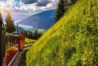 红色的旅游火车威尔德斯维尔茵特拉肯著名的野花花园施尼格唱片瑞士复古的火车移动施尼格唱片茵特拉肯瑞士