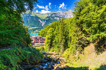 瀑布吉斯巴赫伯恩高地瑞士吉斯巴赫瀑布流湖布里恩茨茵特拉肯瑞士吉斯巴赫瀑布湖布里恩茨伯恩高地瑞士