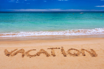 假期文本海滩假期写桑迪热带海滩假期写沙子海滩蓝色的波背景假期沙子海滩概念