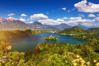 湖流血斯洛文尼亚美丽的山湖小朝圣之旅教堂著名的斯洛维尼亚语湖岛流血朝圣之旅教堂假设玛丽流血斯洛文尼亚欧洲