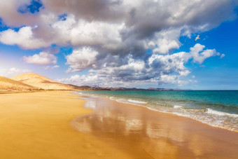 视图海滩瓦尔文托金沙子水晶海水令人惊异的颜色科斯塔冷静金丝雀岛Fuerteventura西班牙海滩playa瓦尔文托金丝雀岛Fuerteventura
