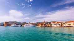 视图小镇特罗吉尔旅游的地方克罗地亚欧洲海鸥的飞行城市特罗吉尔小镇沿海视图华丽的特罗吉尔克罗地亚阳光明媚的威尼斯小镇达尔马提亚海岸克罗地亚