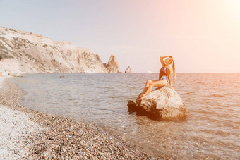 女人旅行海快乐旅游蓝色的泳装需要照片在户外捕获记忆女人旅行享受周围的环境海滩火山山背景