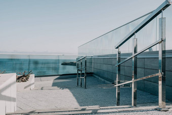 玻璃栅栏海边公园受欢迎的的观点欣赏自然美日落观察甲板算栅栏灯笼城市视图