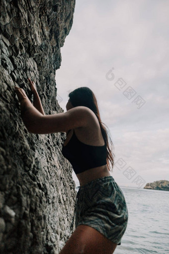 体育女人攀<strong>爬</strong>岩石年轻的女人苗条的适合身体攀<strong>爬</strong>火山玄武岩洞穴美丽的海视图运动员女孩火车自然女人克服了困难攀<strong>爬</strong>路线