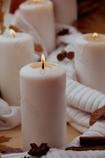 感恩节秋天万圣节概念庆祝秋天假期舒适的首页窗台上舒适审美大气秋天叶子香料蜡烛针织白色毛衣温暖的黄色的灯