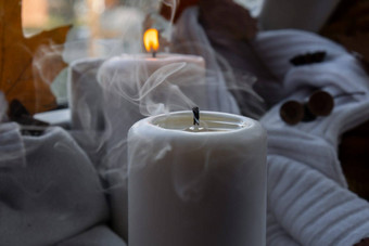 感恩节秋天万圣节概念庆祝秋天假期舒适的首页窗台上舒适审美大气秋天叶子香料蜡烛针织白色毛衣温暖的黄色的灯