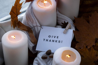 给文本问候卡概念庆祝感恩节秋天假期舒适的首页窗台上舒适审美大气秋天叶子香料蜡烛针织白色毛衣温暖的黄色的灯生活