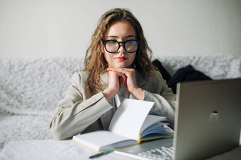 年轻的忙专业女商人员工学生穿眼镜移动PC看在线在线研讨会培训网络课程电脑思考研究