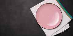 空粉红色的陶瓷板黑色的表格前视图