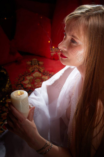 美丽的阿拉伯女孩蜡烛红色的房间完整的丰富的面料地毯苏丹后宫照片拍摄女人东方风格宫女模型提出了纱丽有爱心的妻子女主人