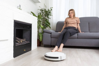 现代机器人真空更清洁的沙发休息女人房间