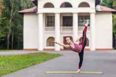 女人享受瑜伽户外平衡感觉身体娱乐站体式腿