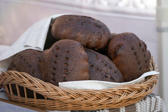 黑色的新鲜的自制的面包面包黑色的黑麦面包计数器面包店减少块特写镜头纹理黑色的生态面包