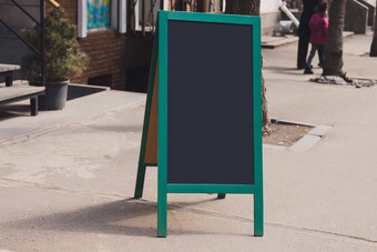 黑板上前面餐厅入口模拟菜单空白董事会标志站商店咖啡馆餐厅街磁人行道上黑板