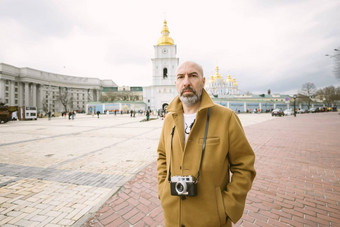 英俊的<strong>胡子</strong>摄影师使图片电影复古的相机基辅城市乌克兰