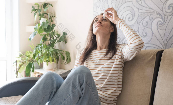 头拍摄年轻的高加索人女人医疗眼睛滴痛苦干眼睛并发症状固化眼科学疾病首页不健康的千禧夫人模糊视力治疗眼睛