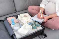 怀孕了女人写作包装列表孕妇医院坐着沙发上手提箱
