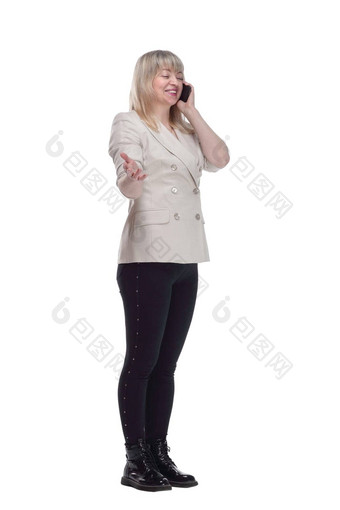 休闲女人会说话的电话站前面白色屏幕