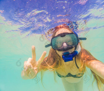 怀孕了女人nderwater游泳热带海健康的活跃的怀孕年轻的期待妈妈夏天海滩假期婴儿出生游泳假期水有趣的旅行怀孕水下摄影