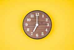 复古的木时钟时钟黄色的颜色背景