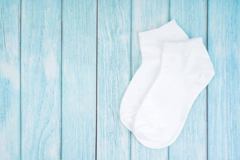白色棉花袜子设计蓝色的木背景Copy-Space