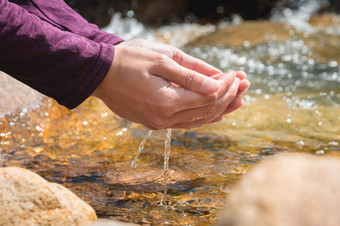 人需要清洁<strong>水流</strong>森林山手关闭阳光明媚的夏天一天森林美丽的春天<strong>水流</strong>岩石