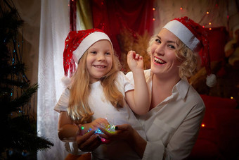 可爱的妈妈。<strong>女儿红</strong>色的帽子圣诞老人老人助理房间装饰圣诞节传统装修房子沙拉酱假期快乐童年母亲