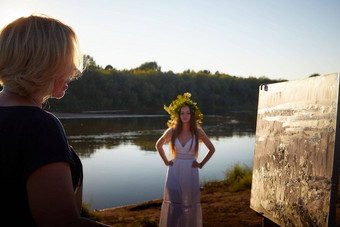 成人女艺术家绘画图片水河湖自然女孩摆姿势白色背心裙花花环假期伊凡库帕拉自然日落