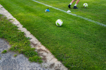 当地的足球足球草场松森林培训新鲜的空气