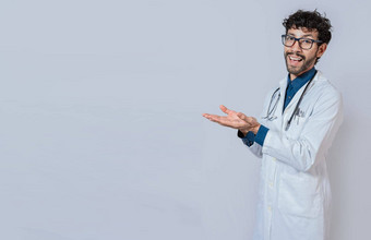 英俊的医生显示广告手掌微笑医生显示手掌年轻的医生展示手掌孤立的