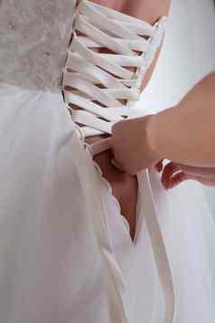 女人的手花边胸衣新娘的衣服