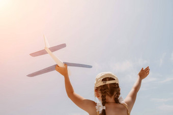 孩子玩玩具飞机孩子们梦想旅行飞机快乐孩子女孩有趣的夏天假期海山在户外活动背景蓝色的天空生活方式时刻