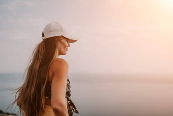 女人旅行海快乐旅游采取图片在户外记忆女人旅行者边缘悬崖海湾山分享旅行冒险旅程