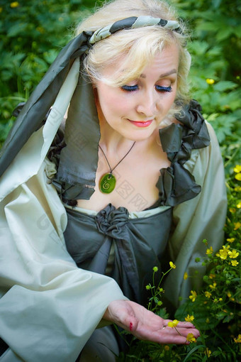 成人成熟的女人绿色长仙女衣服森林照片拍摄风格德律阿得斯女王自然仙女爱自然美丽的绿色夏天森林概念有爱心的自然