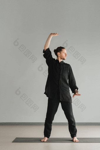 男人。黑色的kimano练习<strong>气功</strong>能源练习在室内