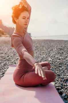 中间岁的女人黑色的头发健身教练紧身裤上衣伸展运动普拉提瑜伽席海女健身瑜伽例程概念健康的生活方式