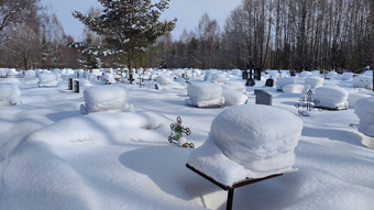 乌克兰传统的墓地雪冬天没有标记的不知名的墓碑十字架森林背景严重俄罗斯病房