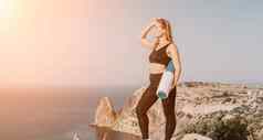 健身女人海户外锻炼健身橡胶乐队公园海滩女健身普拉提瑜伽例程概念健康的生活方式快乐适合女人锻炼橡胶乐队公园
