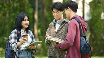 集团学生会说话的类走在户外大学教育青年生活方式概念