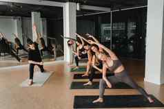 集团女孩瑜伽健身房指导教练
