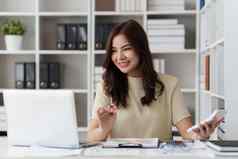 亚洲业务女人会计数学分析计算器文书工作桌子上账户审计储蓄研究金融概念
