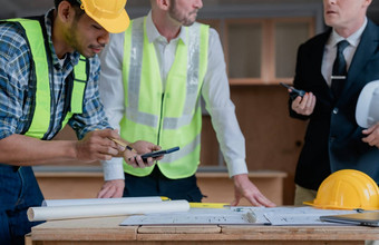 多少数民族工程师头脑风暴测量成本估计文书工作地板上计划图纸设计建筑工程房子建筑