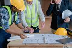 多少数民族工程师头脑风暴测量成本估计文书工作地板上计划图纸设计建筑工程房子建筑