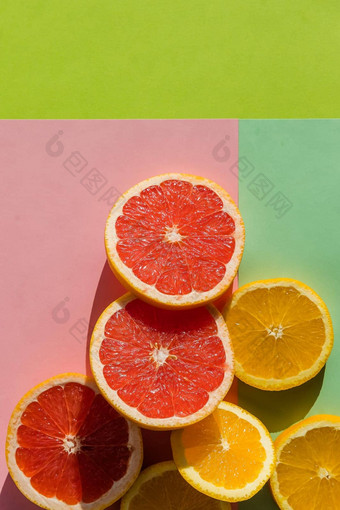 有创意的背景使夏天热带水果葡萄柚橙色橘子柔和的背景柑橘类食物概念平躺前视图复制空间有创意的布局