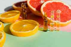 灯泡肉毒杆菌hualuronic胶原蛋白维生素柔和的背景维生素注射概念玻璃安瓿新鲜的柑橘类水果脸血清预防健康美强大的免疫力