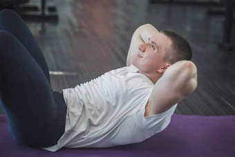 运动员火车腹部肌肉地板上健身房