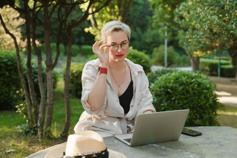 女人自由职业者眼镜作品电脑白色表格自然花一天有成效地
